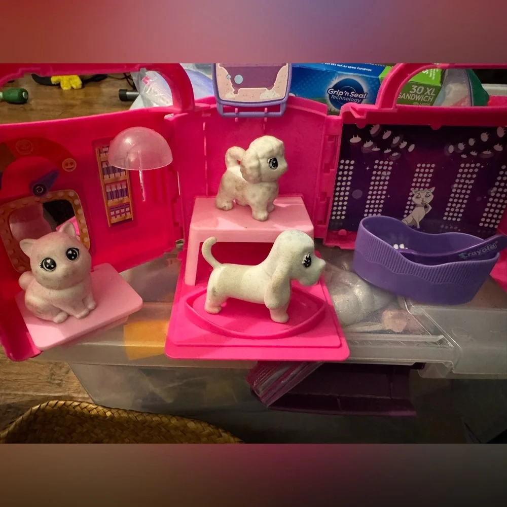 Crayola scribble & scrub pet salon w/ 3 pets (RETIRED)